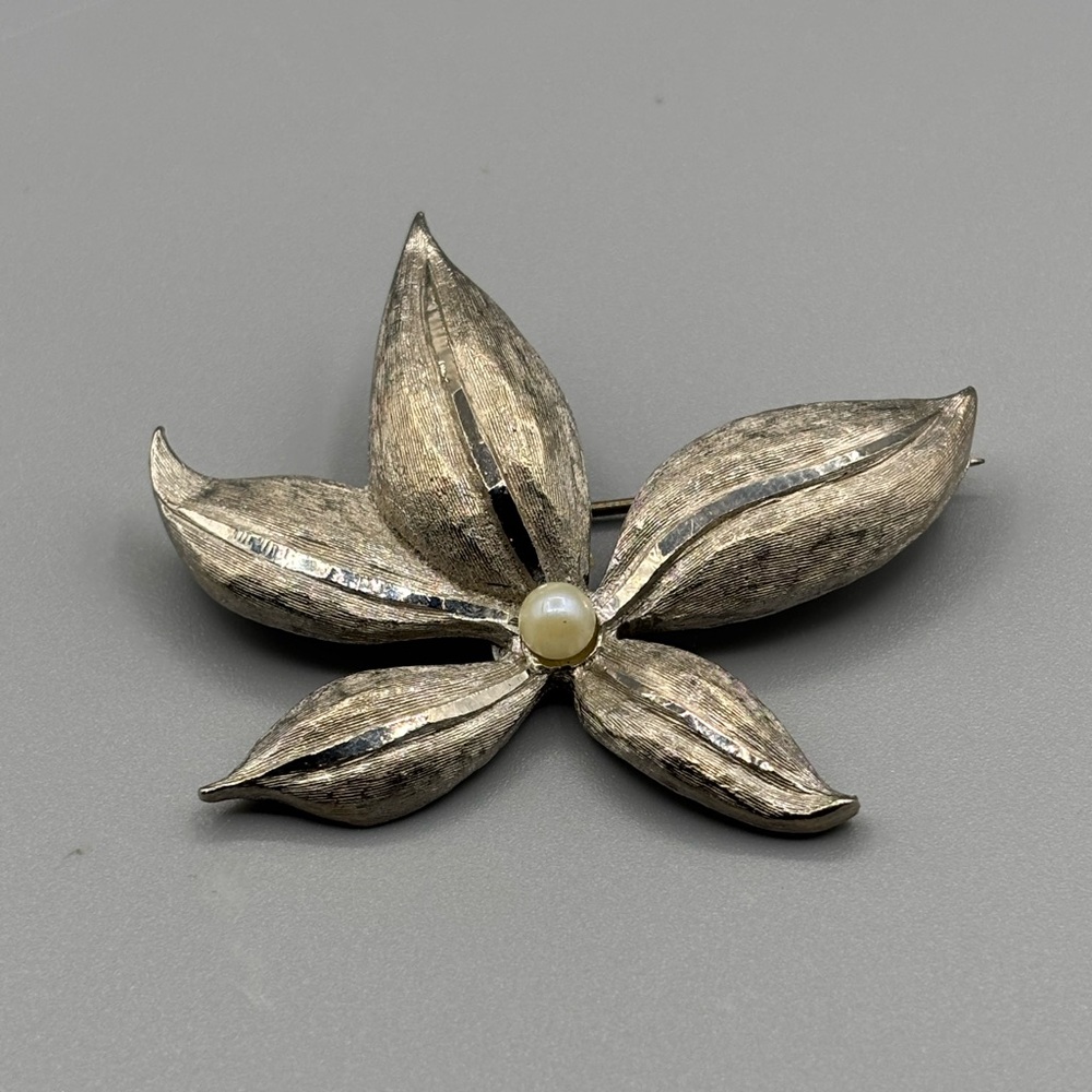Vintage Lisa Silver Floral Brooch JP352